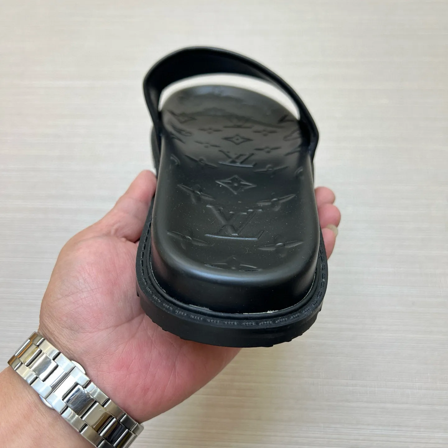 P270🏆Louis Vuitton 🏆[Louis Vuitton] Spring/Summer 2025 [Men's Flip Flops] 🎯🎯As an active family in the fashion industry ⭐ Lv is characterized by bold innovation ⚡Create this casual business style for Chinese fashionable men ✨The fabric is made of imported high-grade cowhide 🔥 Clean and neat ⚡Fashionable and elegant🌹Breathable, sweat-absorbent and deodorant👈So luxurious, high-end and domineering. 👍Must be sold if you repost the picture. Number of yards: 38--46. Color: 🎉 For large quantities. Welcome to repost.